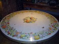 Table avec des fleurs et des fruits